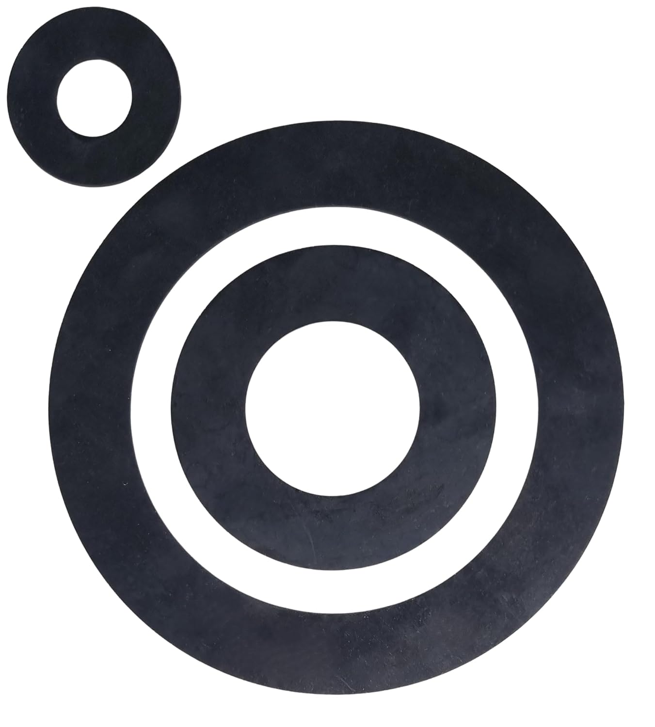 Tre guarnizioni per flange EPDM DIN 2690 nere di diverse misure ad anello su sfondo bianco