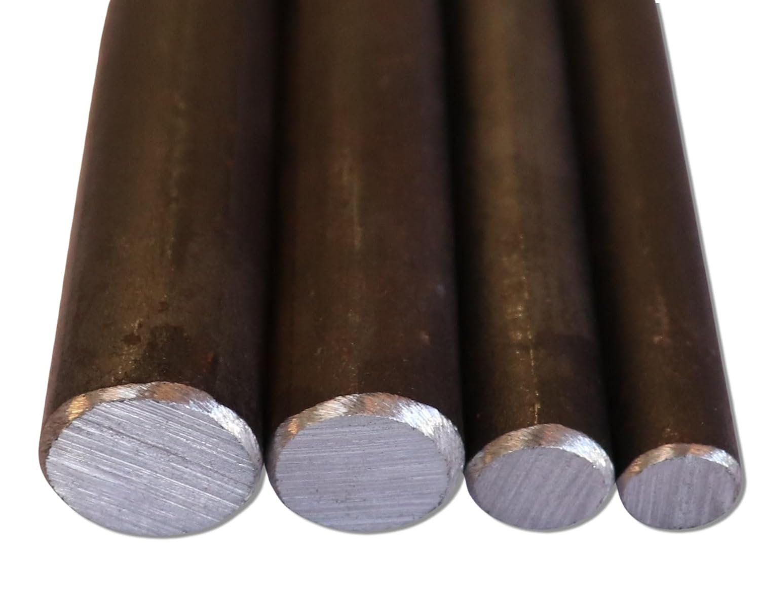 Vier warmgewalzte Rundstähle S235-JR ST-37 in verschiedenen Durchmessern mit blanken Schnittflächen